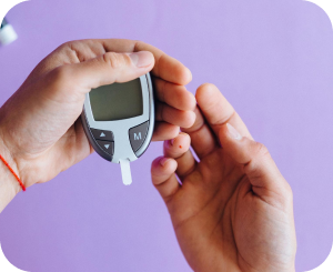 Hands holding a blood glucose meter.